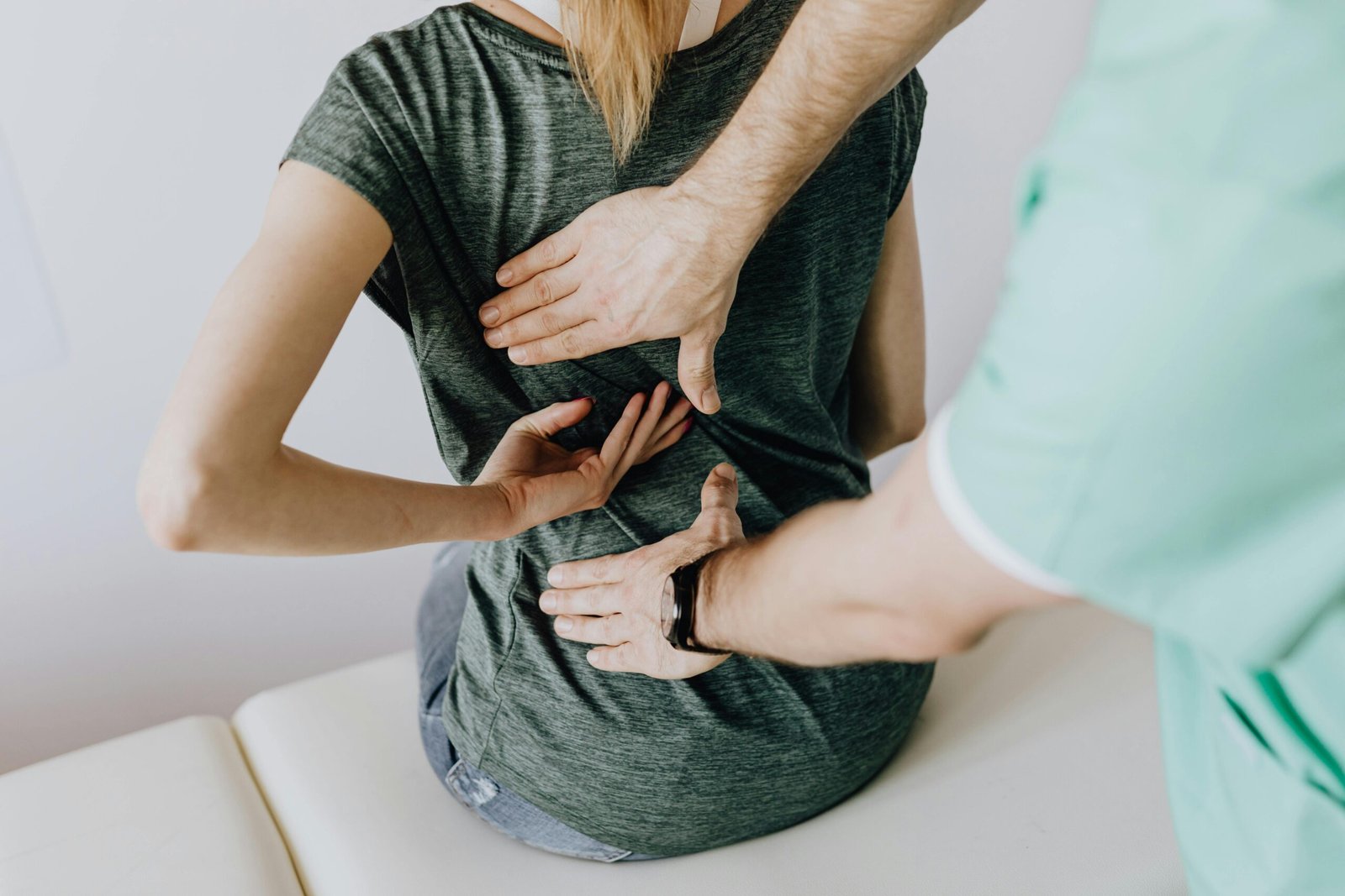 Thérapie manuelle et traitement chiropratique naturel pour rétablir l'équilibre du corps par Ophélie Rémont.