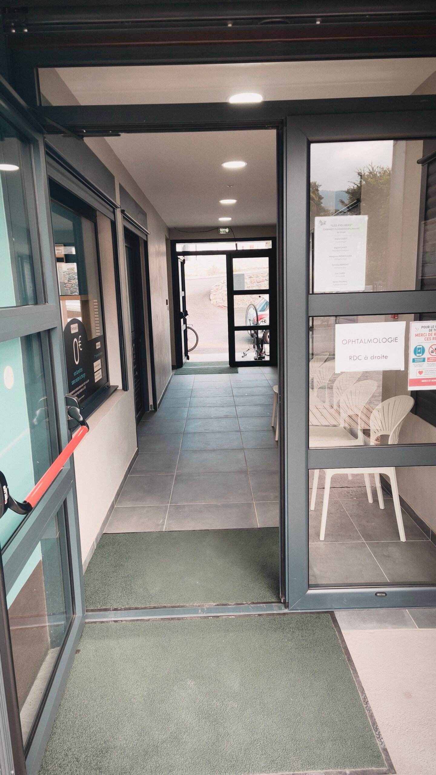 Couloir d'accès accessible PMR vers le cabinet de chiropraxie à L'Étang-Salé - La Réunion
