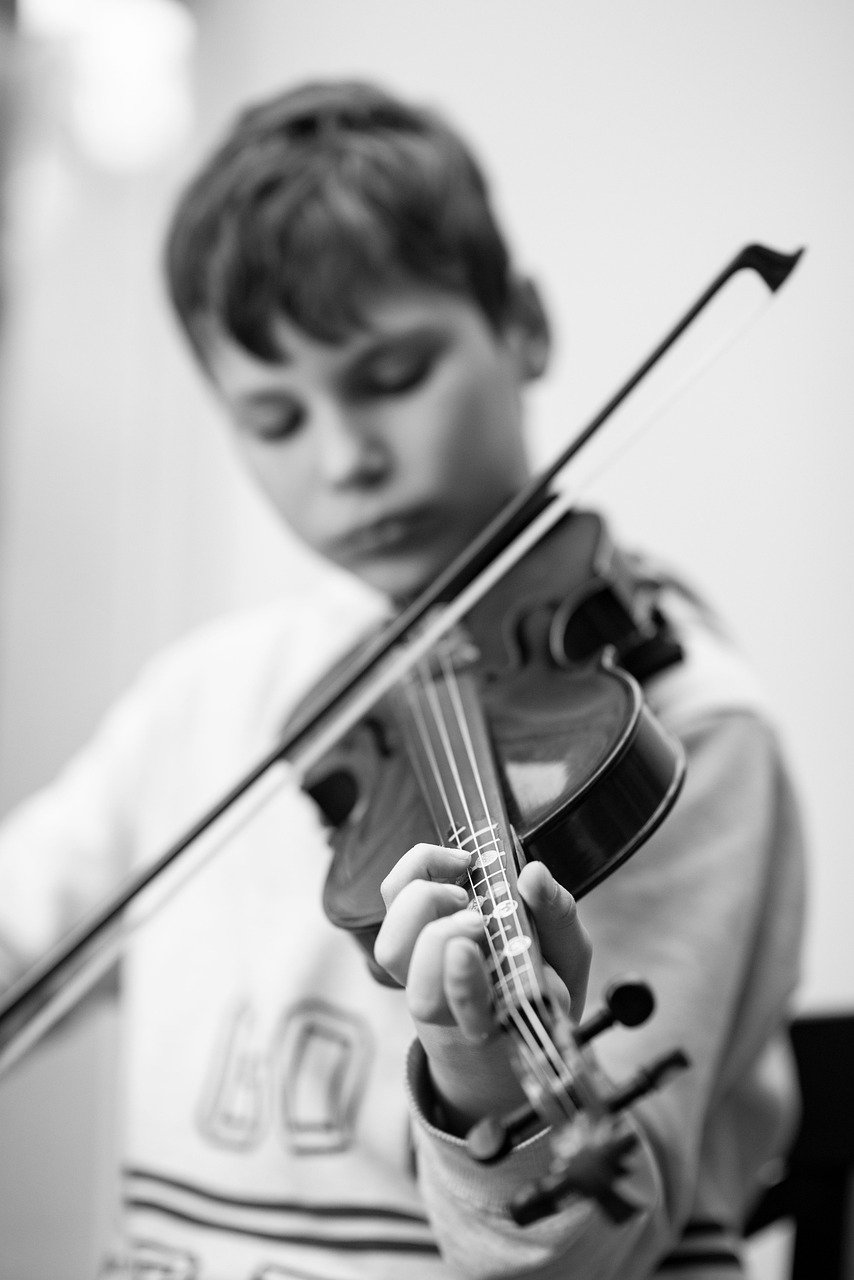 Adolescent jouant du violon pour illustrer les conseils de posture et de croissance.