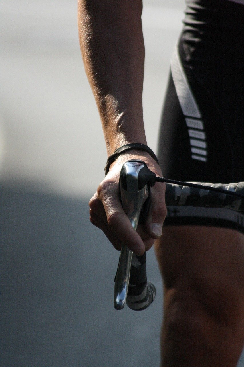 Cycliste sur route à La Réunion pour illustrer la prise en charge chiropratique du cycliste.