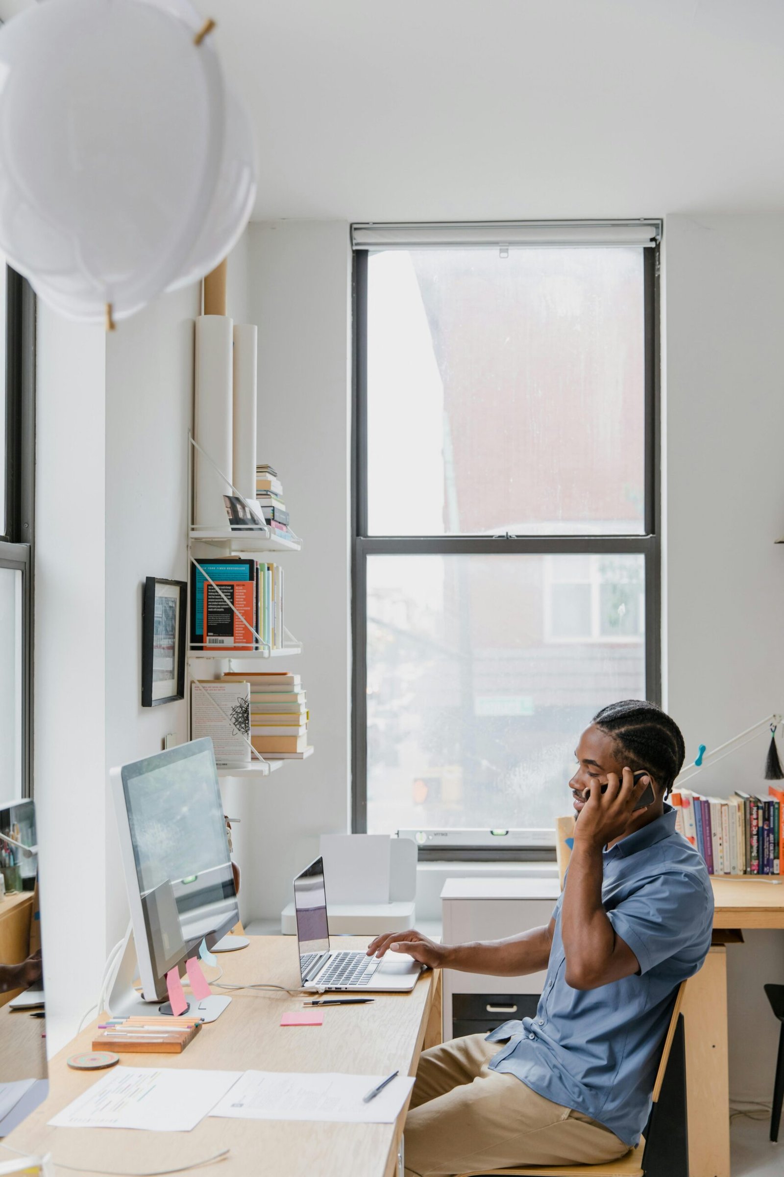 Poste de travail et ergonomie de bureau illustrant les conseils en posture de travail.