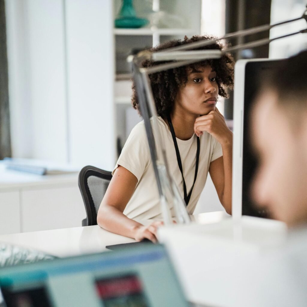 Conseils en ergonomie et chiropraxie au travail pour éviter les TMS et le mal de dos.