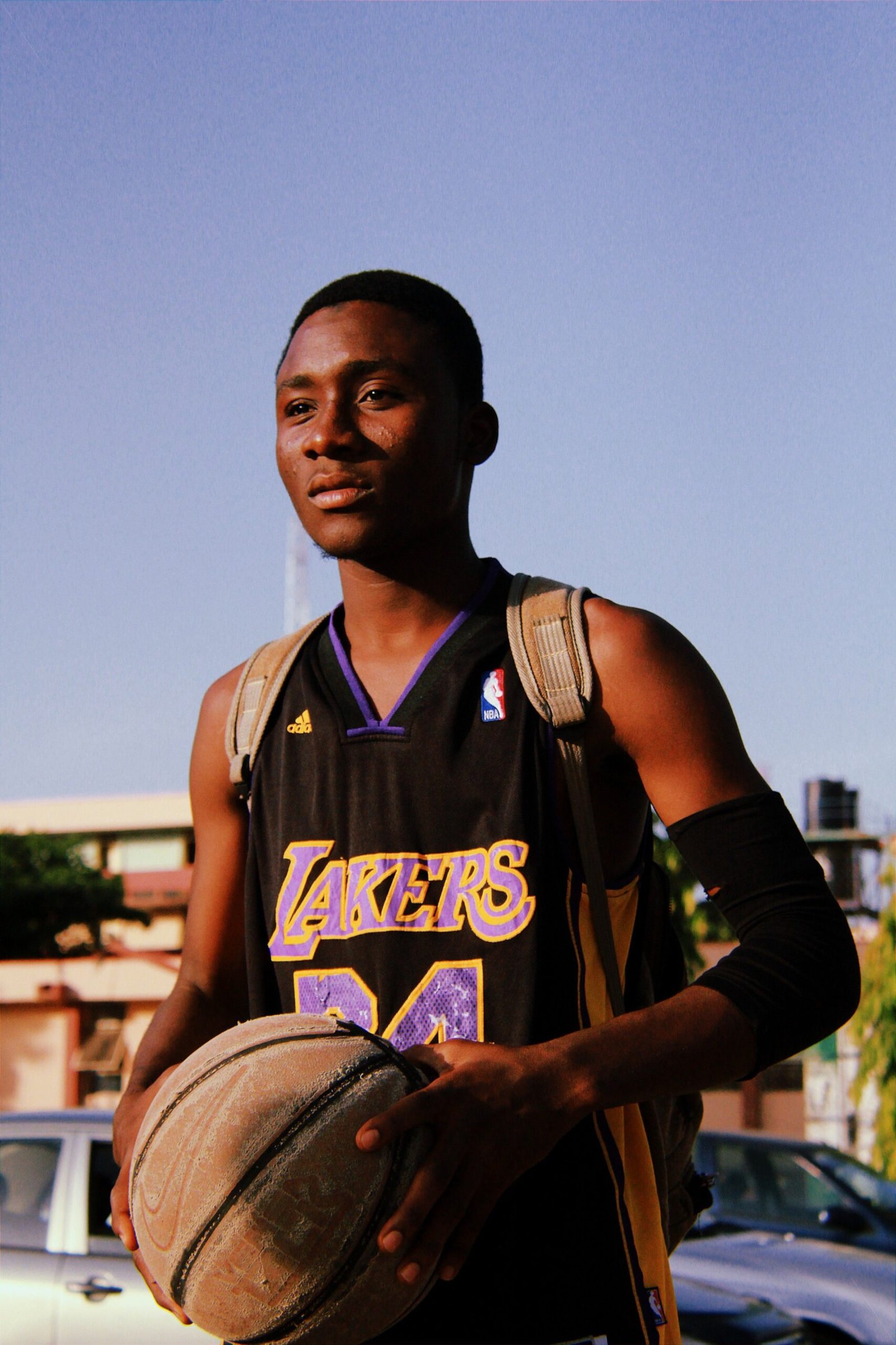 Joueur de basket-ball tenant un ballon pour illustrer la prise en charge chiropratique du basketteur.