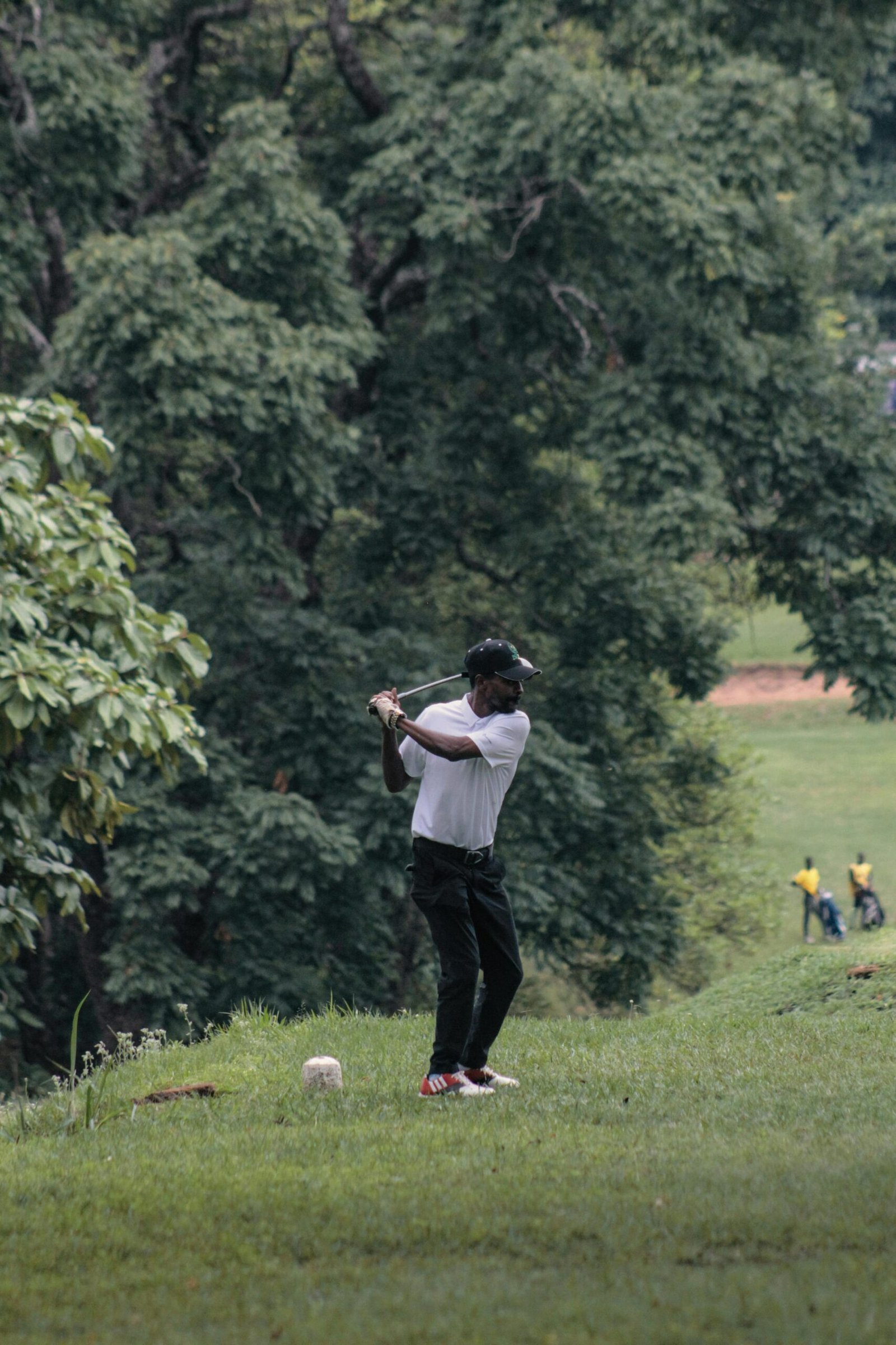 Joueur de golf effectuant un swing pour illustrer la prise en charge chiropratique du golfer.