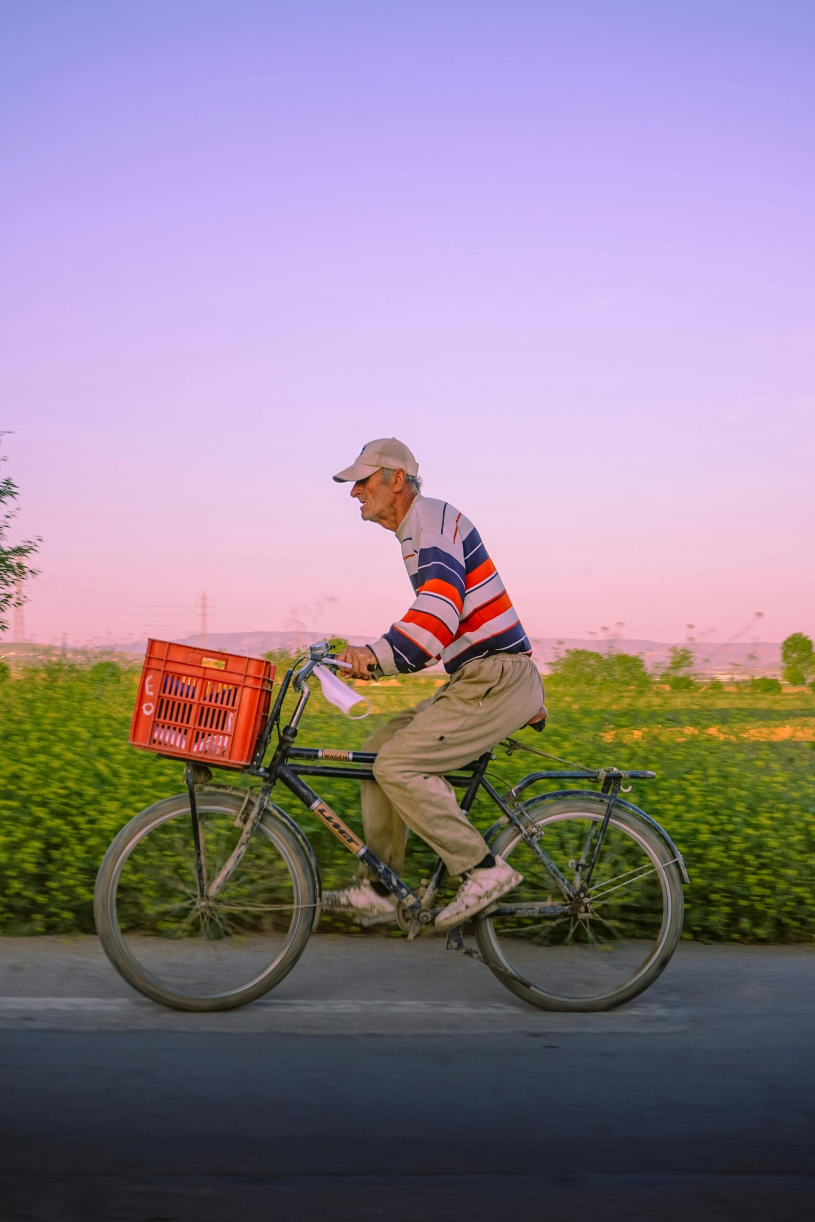 Retraité pratiquant le cyclisme sur route pour montrer une vieillesse active grâce à la chiropraxie.
