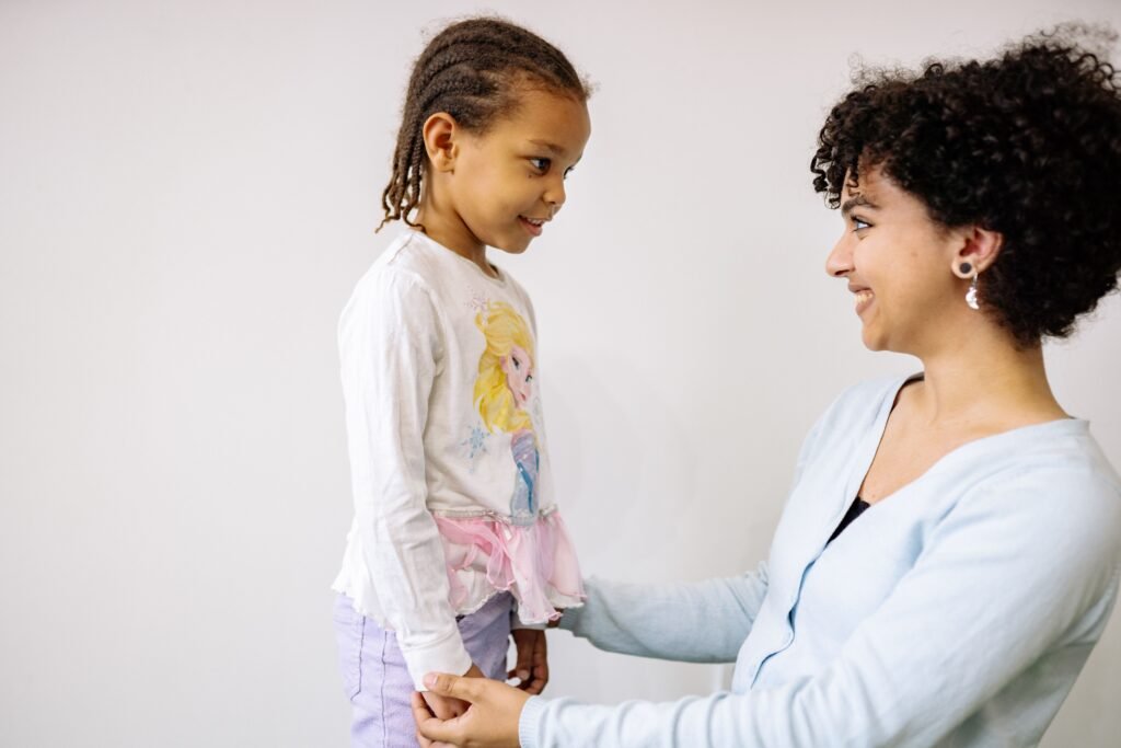 Séance de chiropraxie pédiatrique d'une enfant au cabinet de chiropraxie de l'étang-salé, La Réunion