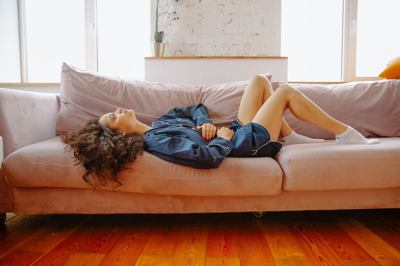 Femme souffrant de douleurs menstruelles cherchant un soulagement par le soin chiropratique à L'Étang-Salé