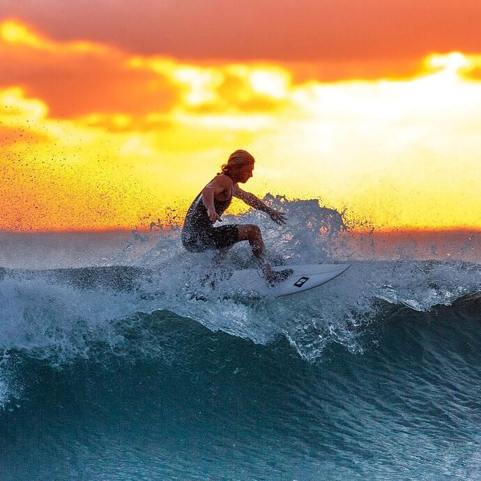 Sportive pratiquant le surf