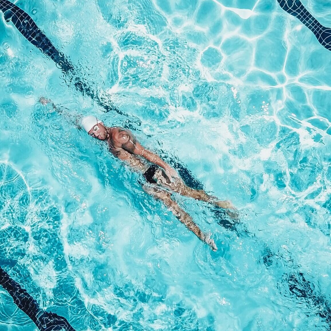 Nageuse en piscine