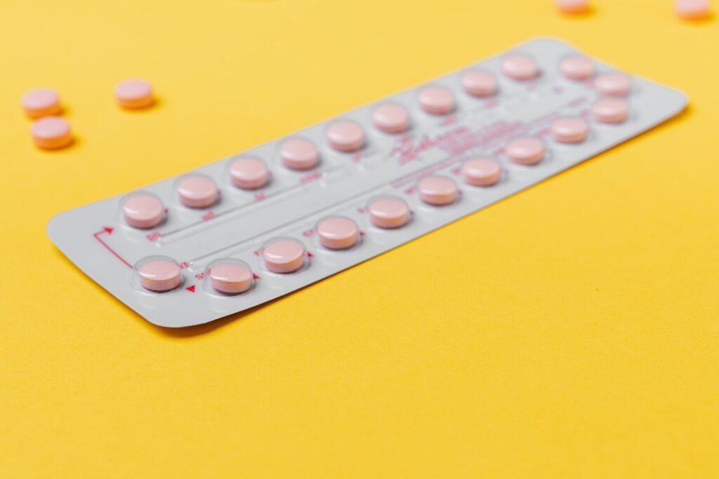 Femme prenant sa pilule contraceptive, illustration de la contraception hormonale et de son effet sur le cycle
